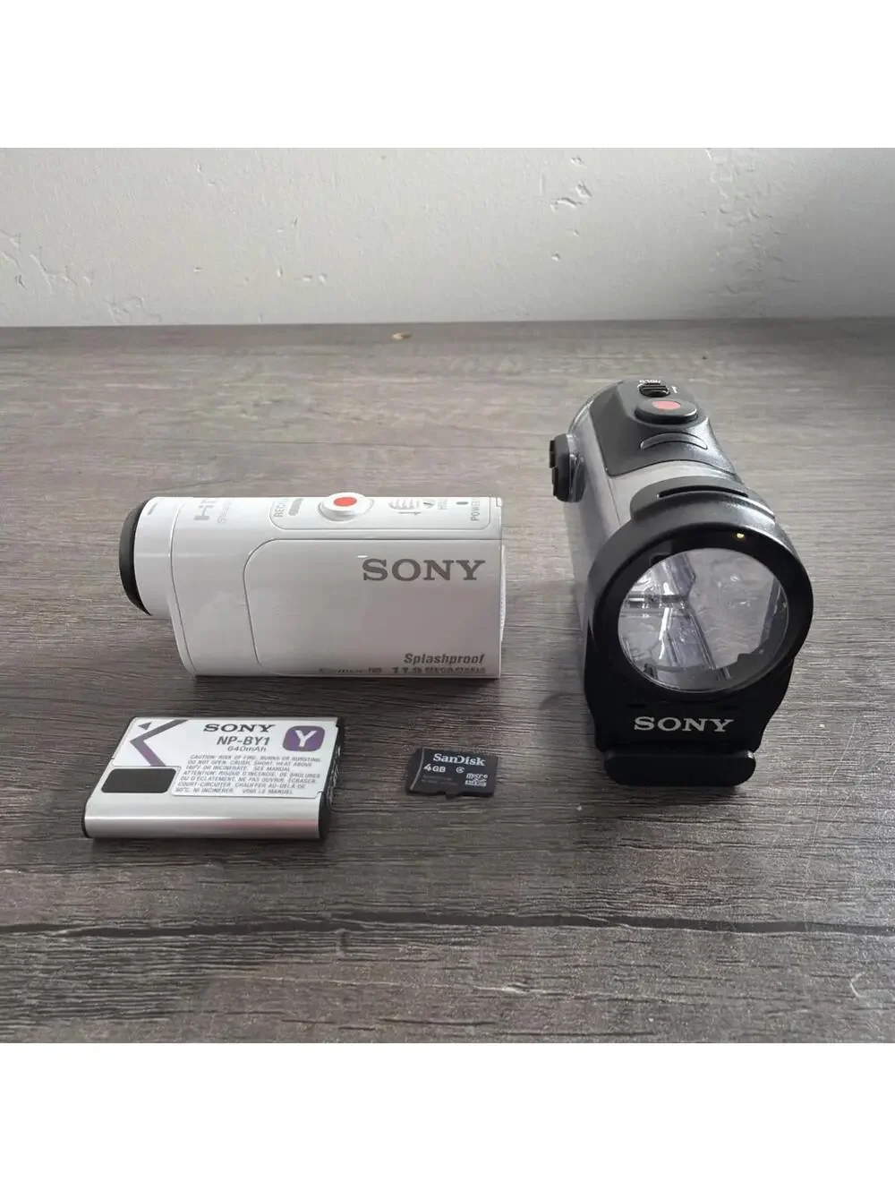 SONY HDR-AZ1 Action Camera Exmor R Steady Shot 11.9MP Protection Case 4 Gb Sd